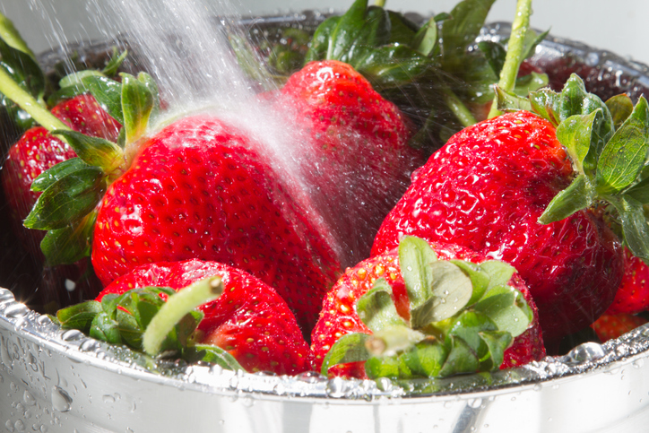 https://freshpoint.com/wp-content/uploads/2019/07/freshpoint-produce-101-berries-washing.jpg