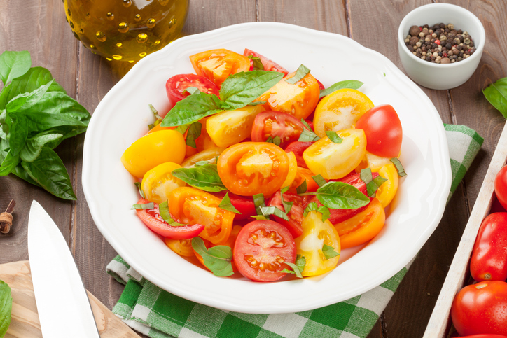 https://www.freshpoint.com/wp-content/uploads/2019/07/freshpoint-produce-101-tomatoes-red-and-yellow.jpg